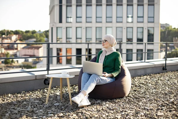 Gyönyörű Szemüveget Visel Hidzsáb Álmodozik Miközben Laptopot Tart Térden Állva — Stock Fotó