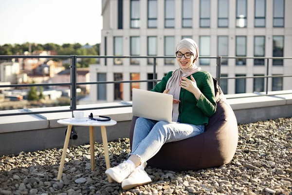 Magabiztos Muszlim Felnőtt Szemüvegben Hordozható Számítógéppel Miközben Kényelmesen Tetőteraszon Koncentrált — Stock Fotó