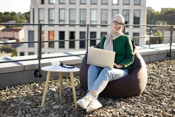 Портрет Мусульманської Леді Окулярах Посміхається Камеру Використовуючи Ноутбук Панорамній Терасі — стокове фото