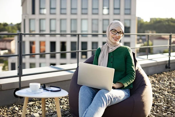 Retrato Una Mujer Musulmana Con Pañuelo Cabeza Sonriendo Cámara Mientras —  Fotos de Stock