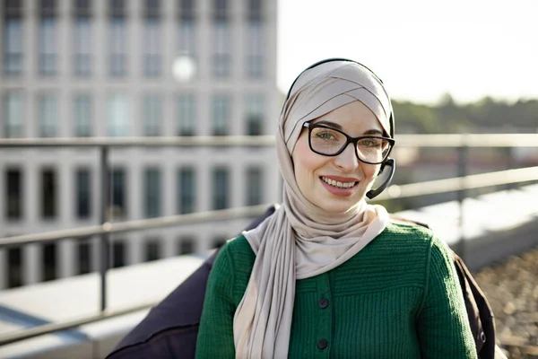 Retrato Una Mujer Musulmana Sonriente Que Usa Ropa Tradicional Con — Foto de Stock