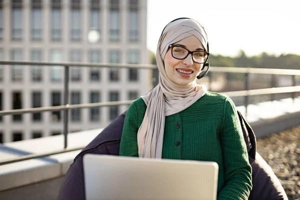 Gyönyörű Arab Hölgy Hidzsáb Pózol Hordozható Számítógép Headset Hangulatos Babzsák — Stock Fotó