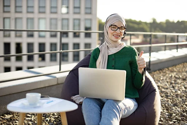 Gyönyörű Arab Hölgy Hidzsáb Pózol Hordozható Számítógép Fülhallgató Hangulatos Babzsák — Stock Fotó