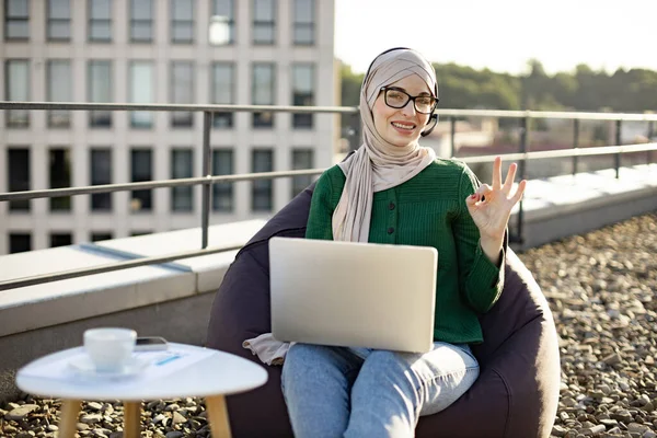 Gyönyörű Arab Hölgy Hidzsáb Pózol Hordozható Számítógép Headset Hangulatos Babzsák — Stock Fotó
