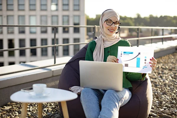 Közelkép Csinos Hölgy Hidzsáb Kezében Grafikus Anyagok Miközben Laptop Képernyő — Stock Fotó