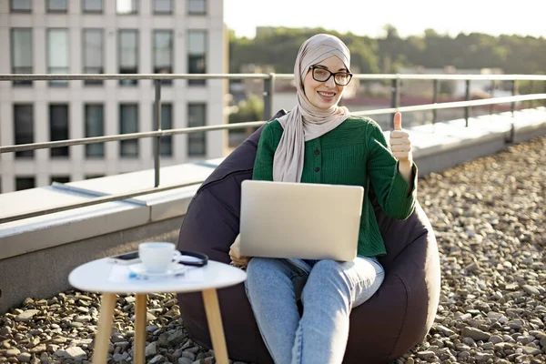 Красива Жінка Окулярах Сплячці Хіджаб Мріє Тримаючи Ноутбук Колінах Вільному — стокове фото