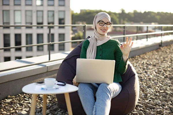 Красива Жінка Окулярах Сплячці Хіджаб Мріє Тримаючи Ноутбук Колінах Вільному — стокове фото