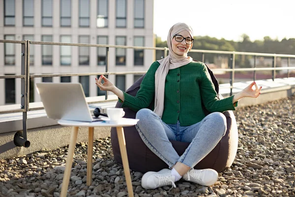 Портрет Мусульманської Жінки Окулярах Окулярах Займають Сидяче Положення Кріслі Пуфа — стокове фото