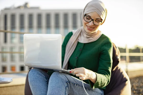 Крупним Планом Вид Усміхненої Арабської Жінки Хіджабі Тримає Ноутбук Колінах — стокове фото