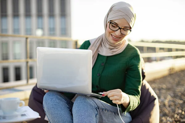 Крупним Планом Вид Усміхненої Арабської Жінки Хіджабі Тримає Ноутбук Колінах — стокове фото