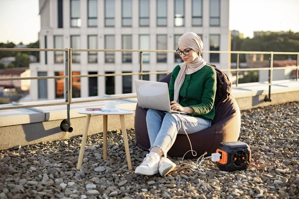 Широкий Вигляд Арабську Жінку Традиційному Хедкарфі Працює Ноутбуці Сидячи Якому — стокове фото