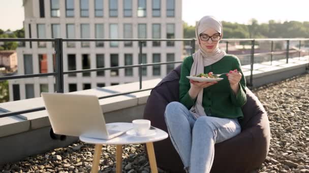 Bela Fêmea Vestindo Óculos Hijab Degustando Salada Crocante Enquanto Descansa — Vídeo de Stock