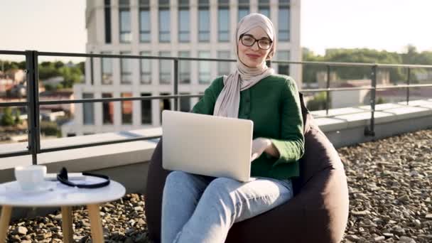 Portrét Arabské Ženy Upevňující Brýle Při Pózování Beanbag Konferenčního Stolku — Stock video