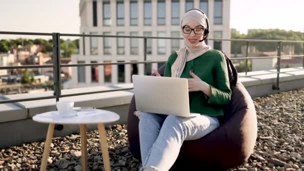 Piękna Kobieta Hidżabie Jest Zaangażowana Internetowy Briefing Świeżym Powietrzu Pomocą — Wideo stockowe