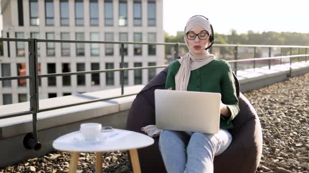 Мусульманин Традиционной Одежде Проводит Онлайн Встречу Видеосвязи Помощью Ноутбука Гарнитуры — стоковое видео