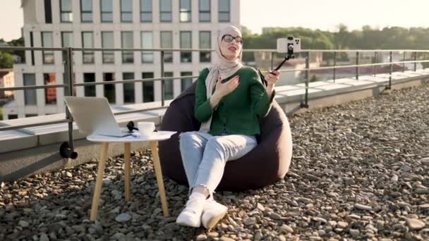 Mulher Árabe Alegre Lenço Cabeça Usando Telefone Vara Selfie Durante — Vídeo de Stock