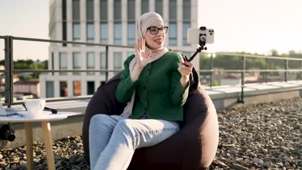 Mulher Árabe Atraente Com Smartphone Vara Selfie Filmando Conteúdo Vídeo — Vídeo de Stock