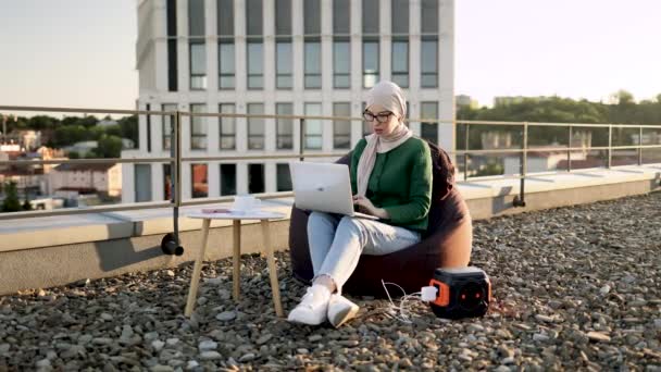Vedere Largă Femeii Arabe Vălul Tradițional Care Lucrează Laptop Timp — Videoclip de stoc