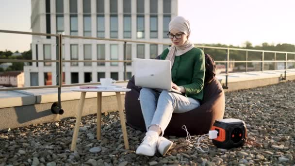 Привлекательная Мусульманка Платке Трогает Зарядное Устройство Ноутбука Глядя Цифровой Экран — стоковое видео