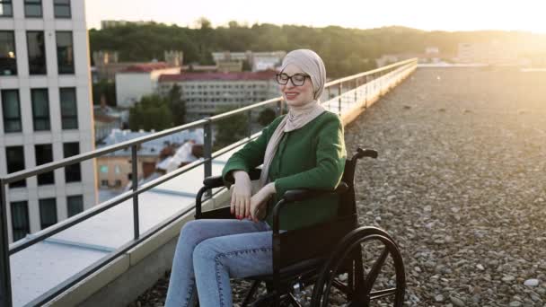 Retrato Jovem Alegre Com Deficiência Sorrindo Para Câmera Enquanto Diversifica — Vídeo de Stock