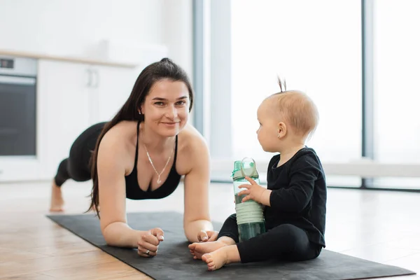 Close View Strong Healthy Woman Plank Pose Smiling Infant Girl — Stock Photo, Image