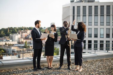 Başarılı bir anlaşma yaparken, şirket toplantısında aletleri olan aşırı neşeli çalışanlar beşlik çakıyor. Hırslı insanlar takım oluşturma faaliyetlerine katılıyor ve iş başarılarını kutluyor..