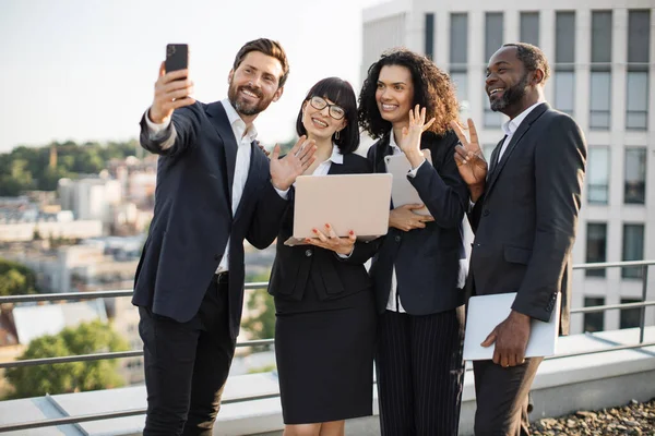 Čtyři Pozitivní Multiraciální Lidé Formálním Oblečení Dělat Selfie Smartphone Během — Stock fotografie