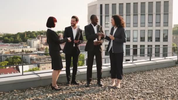 Equipe Multicultural Especialistas Apertando Mãos Expressando Satisfação Realizar Uma Reunião — Vídeo de Stock