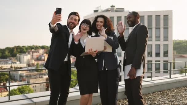Чотири Позитивні Багаторасові Люди Офіційному Вбранні Роблять Селфі Смартфоні Під — стокове відео