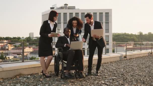 Afričtí Američtí Manažeři Invalidním Vozíku Kontrolují Obchodní Plán Vzdáleném Notebooku — Stock video