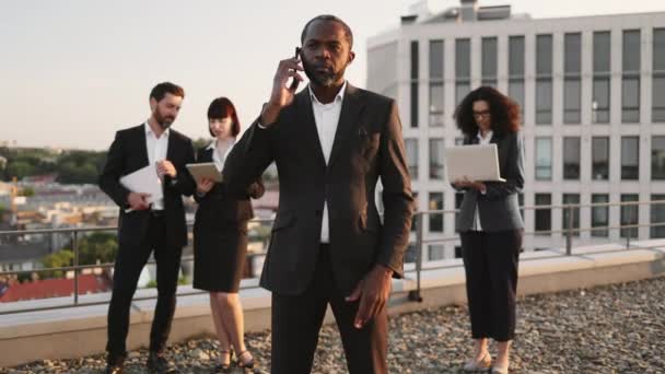 Afro Amerikai Nemzetiségű Férfi Befektető Aggódik Mobiltelefonálás Közben Üzleti Partnerek — Stock videók