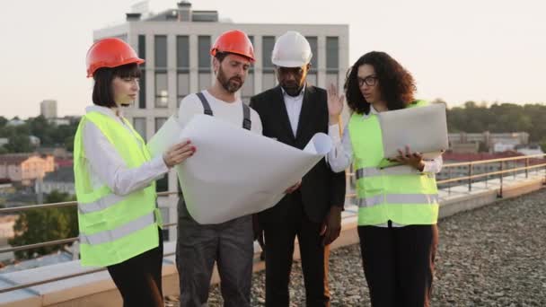 양복을 헬멧을 인종으로 구성된 새로운 부동산 건물의 프로젝트를 브레인스토밍을 있습니다 — 비디오