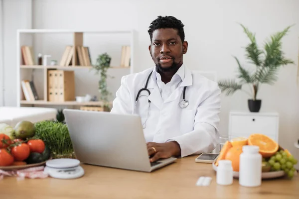 유니폼 청진기를 착용하고 데스크 휴대용 컴퓨터와 카메라를 영양학 초상화 건강에 — 스톡 사진