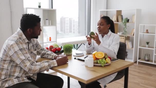 Mooie Multiculturele Vrouw Met Verse Avocado Hand Chatten Met Bebaarde — Stockvideo