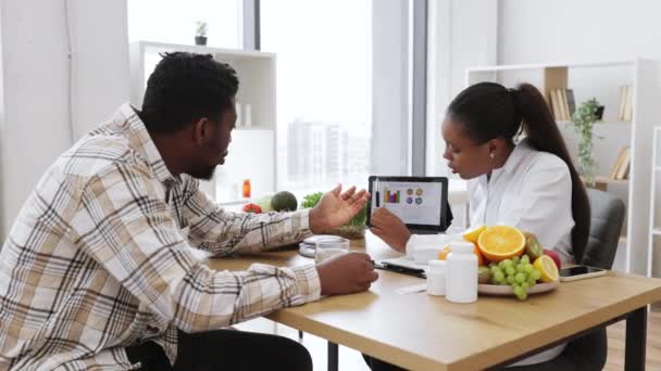 아프리카 미국인 실에서 환자의 정보를 디지털 태블릿으로 분석하는 센터에서 고객의 — 비디오