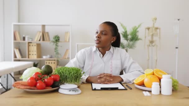 Doktor Önlüklü Çekici Yetişkin Kadın Portresi Üzerinde Sağlıklı Yiyecek Ilaç — Stok video