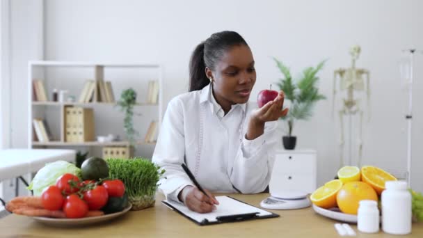 Retrato Una Mujer Sonriente Posando Con Manzana Cerca Mejilla Mientras — Vídeos de Stock