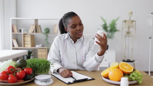 Komoly Afro Amerikai Hölgy Aki Gyógyszert Olvas Miközben Jegyzetel Íróasztalnál — Stock videók