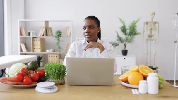 Aantrekkelijke Multiraciale Vrouw Witte Jas Werken Draagbare Computer Gezellige Werkplek — Stockvideo