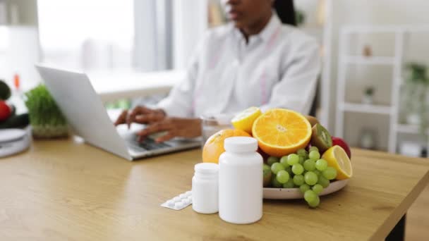 Enfoque Selectivo Frutas Frescas Medicamentos Que Colocan Escritorio Oficina Nutricionistas — Vídeos de Stock