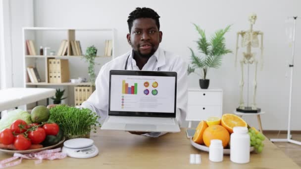 Afrikanischer Gastroenterologe Präsentiert Diagramme Auf Persönlichem Laptop Und Zeigt Die — Stockvideo