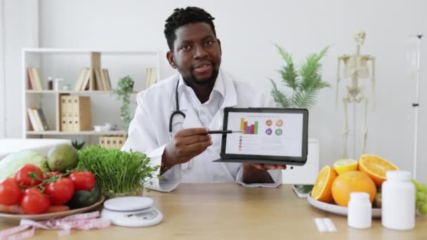 Mužský Expert Diety Pózující Kameře Digitálními Tabletami Ukazující Míru Obezity — Stock video