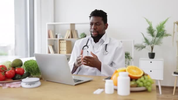 Afrykański Amerykański Specjalista Żywieniowy Prowadzący Konsultacje Online Pacjentem Korzystającym Bezprzewodowego — Wideo stockowe
