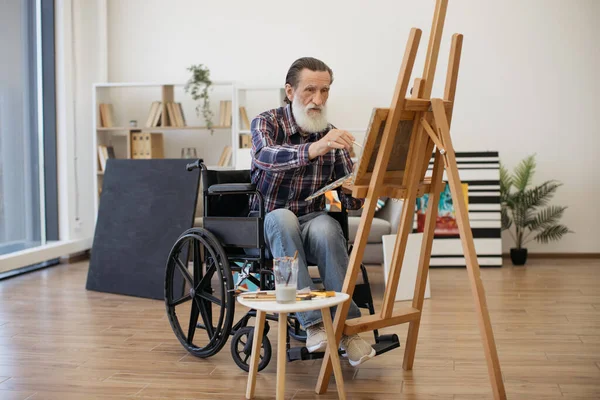 Hombre Anciano Enfocado Silla Ruedas Dibujando Bocetos Con Pintura Pincel —  Fotos de Stock