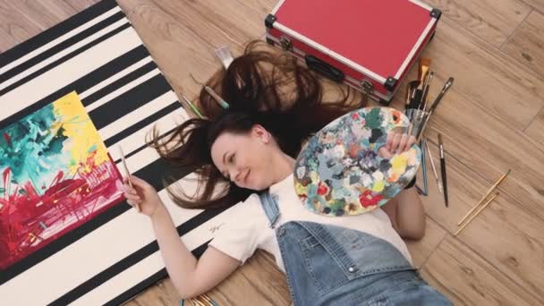 Jeune Femme Rêveuse Tenant Palette Pinceau Tout Étant Couché Parmi — Video