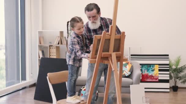 Benzer Giysiler Içinde Büyükbaba Küçük Çocuğun Ilginç Bir Sanat Projesi — Stok video