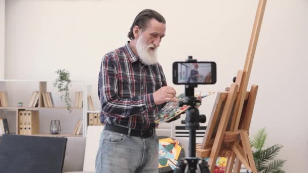 Ein Älterer Herr Mit Langem Grauen Bart Steht Vor Einem — Stockvideo