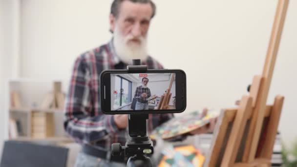 Zamazany Starszy Blogger Nadawania Podczas Malowania Nowego Pięknego Obrazu Sztaludze — Wideo stockowe