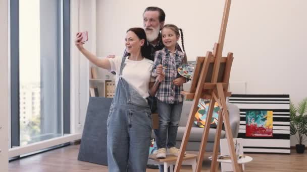 Familia Feliz Tres Pintores Haciendo Selfie Teléfono Celular Moderno Mientras — Vídeo de stock
