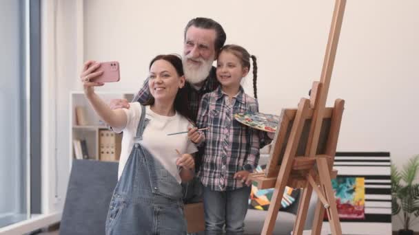 Preciosa Familia Tres Generaciones Haciendo Selfie Teléfono Inteligente Personal Mientras — Vídeo de stock
